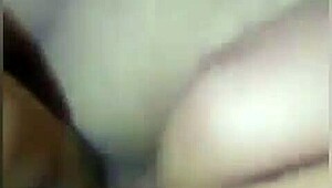 زوجة ساخنة تفرك كسها بديلو وأصابع