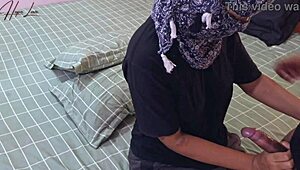 אסיאתית חרמנית מטורפת מזמינה חבר לארוחת ערב ומפתה אותו 😍