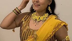 Hey, wanna see this Indian housewife finger herself at casting?