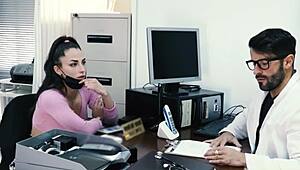 Pervertní gynekolog zasouvá velký kokot do mé mokré kundy na terapii