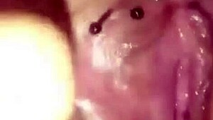 زوجة ساخنة تفرك كسها بديلو وأصابع