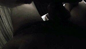 راجل عجوز حار يغوص في لعب طيز أسود. مص زب بقى هوسه الجامح.