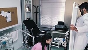 Pervertní gynekolog zasouvá velký kokot do mé mokré kundy na terapii