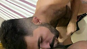 mlk do grindr me colocou para mamar at� encher minha boca de leite