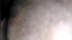 Vroča žena se masturira z dildom in prsti