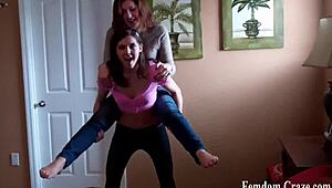 Te pisoteo la espalda con tacones puntiagudos en BDSM rudo