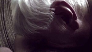 راجل عجوز حار يغوص في لعب طيز أسود. مص زب بقى هوسه الجامح.