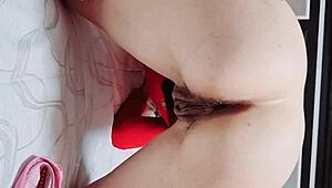 Tanárom felvesz, ahogy maszturbálok előtte, és eladja a videót osztálytársaimnak