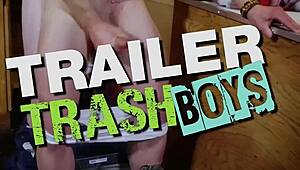 Lance Charger barebackaa Timothy Drakea ulkona gay-pissiksellä ja runkkauksella