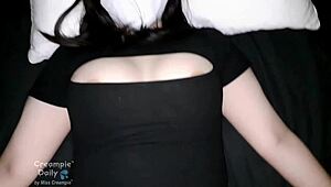 Irmã postiça peitona calcinha molhada à meia-noite merece creampie do irmão tailandês buceta suculenta amadora asiática 😏