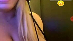 Una bella tettona bent over in doggystyle