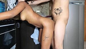 Encuentroa Mi Hermanastra Tayler En La Cocina Y Terminamos Cogiendo Duro Por El Culo