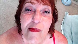 Dawnskye vypadá bombově, jak kouří cigaretu v sexy tangličkách