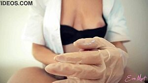 Tahle sexy sestra Eva Myst dává profesionální ruční práci s maskou, rukavicemi a olejem.