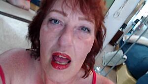 Dawnskye vypadá bombově, jak kouří cigaretu v sexy tangličkách