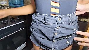 Encuentroa Mi Hermanastra Tayler En La Cocina Y Terminamos Cogiendo Duro Por El Culo