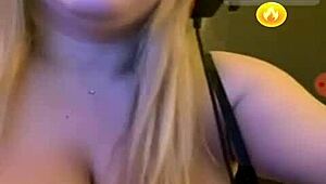 Красотка с большими сиськами в доггистайле