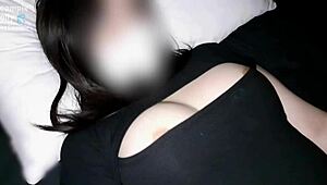 Irmã postiça peitona calcinha molhada à meia-noite merece creampie do irmão tailandês buceta suculenta amadora asiática 😏