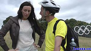 Зрелая в белье получает лизание киски и, ой, трахается так сильно