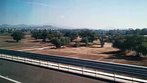 Šolarka pokaže hlačke v avtobusu, hihita se na skrivne poglede. Še en dan norčevanja.