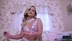 svatá krávo! podívej na tu blond milf jackie s velkým kulatým zadkem, jak se svléká pro playboy v ložnici