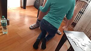 Omule, am pierdut la cărți, așa că prietena mea plătește cu cunnilingus să-mi șteargă datoria!