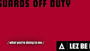 حارسات غطاس سحاقيات مثيرات يمارسن سكس قذر عنيف في العمل