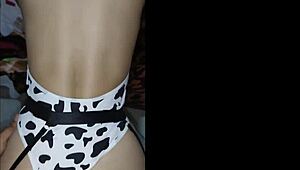 Tío graba a su sobrina adulta bailando dembow sexy - El día que me la follé