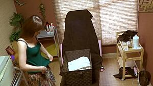 Voi vittu, tämä gogo-hierontatyttö epäröi huipentua lelulla!