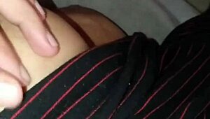 Elle s'endort sur genoux je filme nichons en cachette