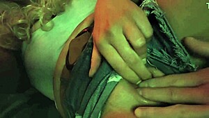 Blondi milf himoitsee persepillutusta halloween-juhlien jälkeen