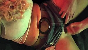 Blondi milf himoitsee persepillutusta halloween-juhlien jälkeen