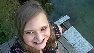 متعة سريعة خارجية عند البحيرة تصبح وحشية