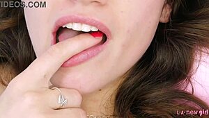 Super hot newcomer flaunts her stunning sexy body