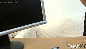 Мускулистый бодибилдер трахается в жестком гей-сексе