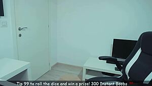 所以，这个妞在工作中穿着cosplay自慰。