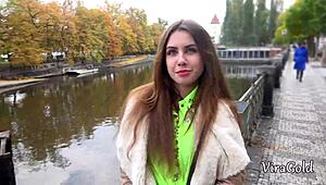 الأوكرانية الشابة إيل روز تقدم مص شهواني خارجي مع فيرا غولد