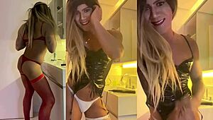 live transsexual introduces toy deeply in intimate show