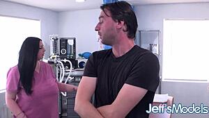 Azgın Şişman Hemşire Aurora Rainbow Hastanede Hastanın Yarrağına Biniyor