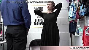 क्यूट मुस्लिम चिक चोरी हुई चीजें अपने कपड़ों के नीचे छिपाती हुई पकड़ी गई