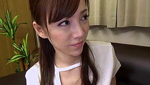 この日本の美女の巨大な胸がアクションで見事すぎる！