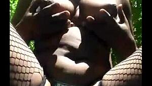 Maskerad tjej onanerar utomhus i djärv svart lingerie