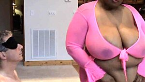 Saphire ukazuje velká prsa a zadek?