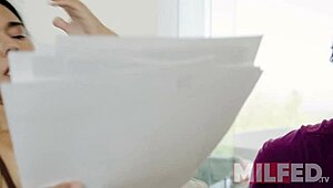 Horká nevlastní máma, dotýkám se svých koz zatímco pomáhám nevlastnímu synovi studovat