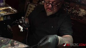 does marie bossette feel pain during leg tattoo?