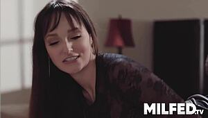 Wow! Horká nevlastní dcera sleduje tvrdý šukání nevlastní mámy!