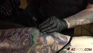does marie bossette feel pain during leg tattoo?
