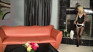 Ребека Блу се върти на голям хуй в каубойка