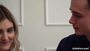 Kurva, tahle nevinná teen 18+ široce rozevírá štěrbinku a rychle ztrácí panenství.