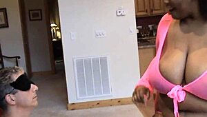 Saphire ukazuje velká prsa a zadek?